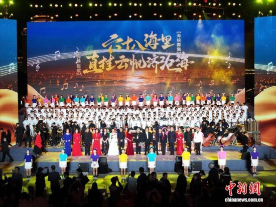 5日晚,一场以"海峡两岸血脉相连、共筑家园"为主题的大型文艺演出在福建福州上演。路明 供图 5日晚,一场以"海峡两岸血脉相连、共筑家园"为主题的大型文艺演出在福建福州上演。路明 供图