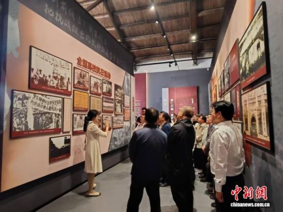 ͼΪ½²½âÔ±¸ø²Î¹ÛÕß½²½â¹ÝÄڸſö¡£À׳¯Á¼ Éã ͼΪ½²½âÔ±¸ø²Î¹ÛÕß½²½â¹ÝÄڸſö¡£À׳¯Á¼ Éã