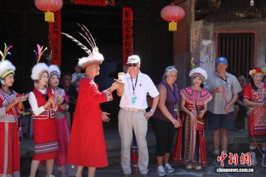 外国游客体验抛陀螺。华安县融媒体中心供图 外国游客体验抛陀螺。华安县融媒体中心供图