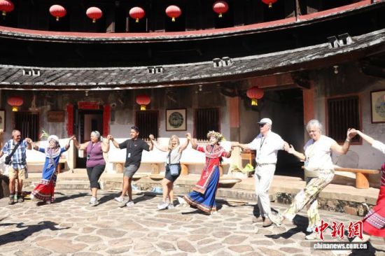 手拉手跳起欢快的拉手舞。华安县融媒体中心供图 手拉手跳起欢快的拉手舞。华安县融媒体中心供图