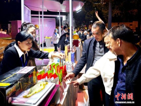 市民参观市集。吴允杰 摄 市民参观市集。吴允杰 摄