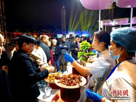 市民参观市集。吴允杰 摄 市民参观市集。吴允杰 摄