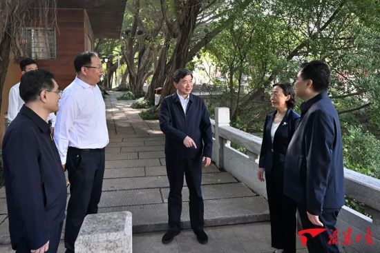 7日,周祖翼在福州市鼓楼区榕树广场调研。 7日,周祖翼在福州市鼓楼区榕树广场调研。