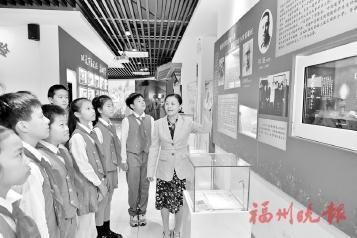 福州市双虹小学校长陈瑜为学生们讲述何遂将军的故事。 福州市双虹小学校长陈瑜为学生们讲述何遂将军的故事。