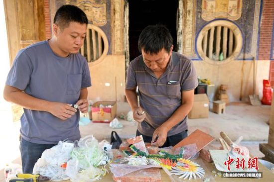 11ÔÂ5ÈÕ£¬³ÂºÍÓÀ(ÓÒ)ºÍ³Â¾¢·Ü(×ó)ÔÚÏÃÃÅÖÆ×÷¼ô´Éµñ¡£¡¡ÖÐÐÂÍø¼ÇÕß ÂÀÃ÷ Éã 11ÔÂ5ÈÕ£¬³ÂºÍÓÀ(ÓÒ)ºÍ³Â¾¢·Ü(×ó)ÔÚÏÃÃÅÖÆ×÷¼ô´Éµñ¡£¡¡ÖÐÐÂÍø¼ÇÕß ÂÀÃ÷ Éã