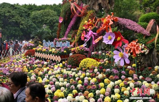 11ÔÂ7ÈÕ£¬ÊÐÃñ¡¢ÓοÍÔÚ¸£ÖÝÎ÷ºþ¹«Ô°²Î¹Û¾Õ»¨Õ¹¡£ÖÐÐÂÉç¼ÇÕß ÂÀÃ÷ Éã 11ÔÂ7ÈÕ£¬ÊÐÃñ¡¢ÓοÍÔÚ¸£ÖÝÎ÷ºþ¹«Ô°²Î¹Û¾Õ»¨Õ¹¡£ÖÐÐÂÉç¼ÇÕß ÂÀÃ÷ Éã