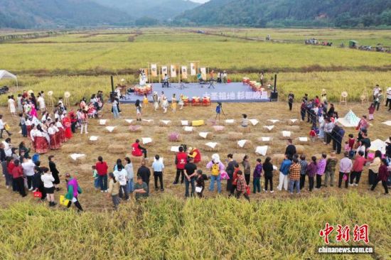 图为农耕风情文艺秀展区。(无人机拍摄)朱城铖 摄 图为农耕风情文艺秀展区。(无人机拍摄)朱城铖 摄