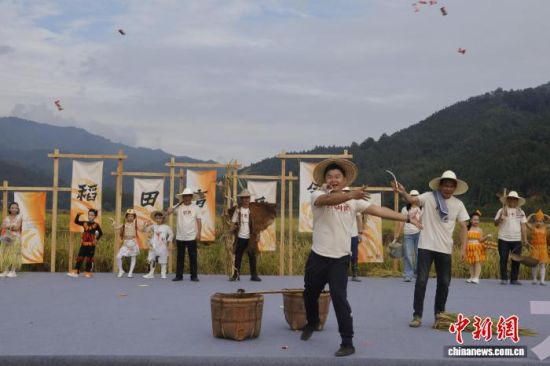 图为创意走秀扔喜糖,将丰收的喜悦带给现场观众。朱城铖 摄 图为创意走秀扔喜糖,将丰收的喜悦带给现场观众。朱城铖 摄