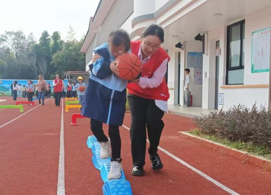 志愿者守护特殊儿童走过障碍赛道 志愿者守护特殊儿童走过障碍赛道