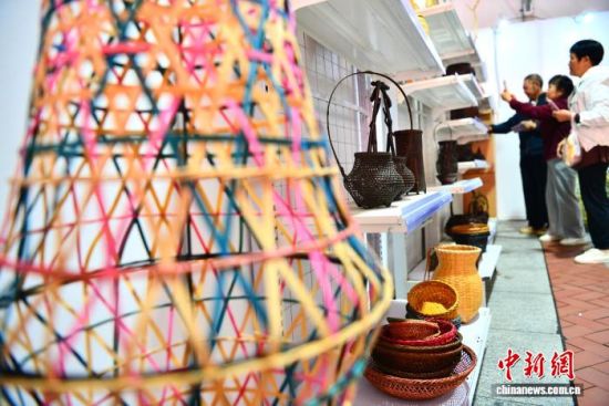 11ÔÂ7ÈÕ£¬»áÉÏչʾµÄ¸÷ÖÖÖñÖÆ¹¤ÒÕÆ·ÎüÒý²Î¹ÛÕß¡£ÖÐÐÂÉç¼ÇÕß Õűó Éã 11ÔÂ7ÈÕ£¬»áÉÏչʾµÄ¸÷ÖÖÖñÖÆ¹¤ÒÕÆ·ÎüÒý²Î¹ÛÕß¡£ÖÐÐÂÉç¼ÇÕß Õűó Éã