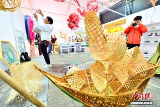 11ÔÂ7ÈÕ£¬»áÉÏչʾµÄ¸÷ÖÖÖñÖÆ¹¤ÒÕÆ·ÎüÒý²Î¹ÛÕß¡£ÖÐÐÂÉç¼ÇÕß Õűó Éã 11ÔÂ7ÈÕ£¬»áÉÏչʾµÄ¸÷ÖÖÖñÖÆ¹¤ÒÕÆ·ÎüÒý²Î¹ÛÕß¡£ÖÐÐÂÉç¼ÇÕß Õűó Éã