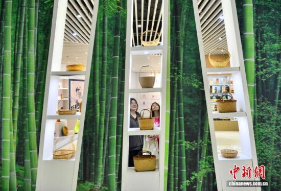 11ÔÂ7ÈÕ£¬Õ¹Ê¾µÄ¸÷ÖÖÖñÖÆÆ·ÎüÒý²Î¹ÛÕß¡£ÖÐÐÂÉç¼ÇÕß Õűó Éã 11ÔÂ7ÈÕ£¬Õ¹Ê¾µÄ¸÷ÖÖÖñÖÆÆ·ÎüÒý²Î¹ÛÕß¡£ÖÐÐÂÉç¼ÇÕß Õűó Éã