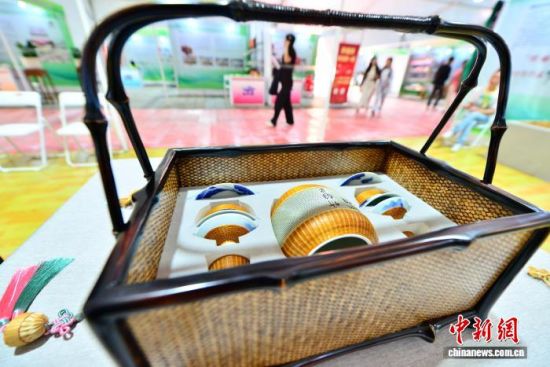 11ÔÂ7ÈÕ£¬»áÉÏչʾµÄÖñË¿´ÉÌ¥²è¾ßÌ××°¡£ÖÐÐÂÉç¼ÇÕß Õűó Éã 11ÔÂ7ÈÕ£¬»áÉÏչʾµÄÖñË¿´ÉÌ¥²è¾ßÌ××°¡£ÖÐÐÂÉç¼ÇÕß Õűó Éã