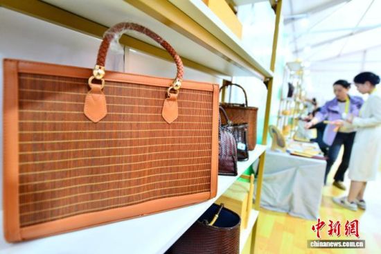 11ÔÂ7ÈÕ£¬²ÎÕ¹ÆóҵչʾµÄÓÃÖñ×Ó±àÖ¯¶ø³ÉµÄŮʽÊÖÌá°ü¡£ÖÐÐÂÉç¼ÇÕß Õűó Éã 11ÔÂ7ÈÕ£¬²ÎÕ¹ÆóҵչʾµÄÓÃÖñ×Ó±àÖ¯¶ø³ÉµÄŮʽÊÖÌá°ü¡£ÖÐÐÂÉç¼ÇÕß Õűó Éã