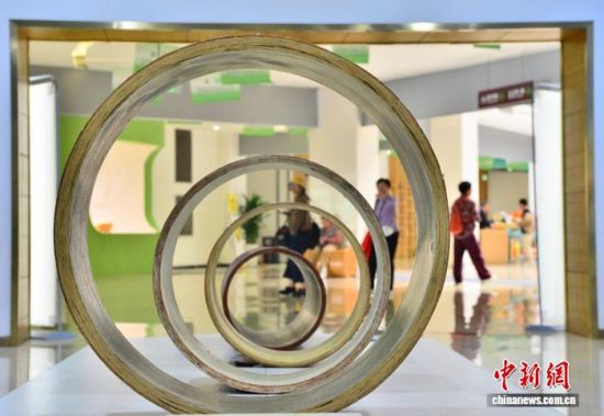 11ÔÂ7ÈÕ£¬²ÎÕ¹ÆóҵչʾµÄÒÔÖñ×ÓΪ²ÄÁÏ£¬¿ÉÔÙÉú¡¢µÍ̼»·±£µÄÖñ»ù¸´ºÏ¹ÜµÀ¡£ÖÐÐÂÉç¼ÇÕß Õűó Éã 11ÔÂ7ÈÕ£¬²ÎÕ¹ÆóҵչʾµÄÒÔÖñ×ÓΪ²ÄÁÏ£¬¿ÉÔÙÉú¡¢µÍ̼»·±£µÄÖñ»ù¸´ºÏ¹ÜµÀ¡£ÖÐÐÂÉç¼ÇÕß Õűó Éã