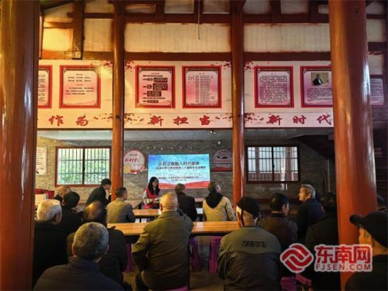 宗祠内,开展全会精神宣讲。 宗祠内,开展全会精神宣讲。