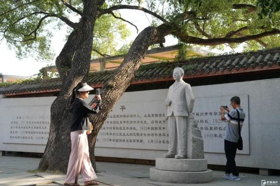 ¡¡¡¡ÓοÍר³ÌÀ´µ½¸£ÖÝÕ°ÑöÎâʯ½«¾üËÜÏñ¡£°ü»ª Éã ¡¡¡¡ÓοÍר³ÌÀ´µ½¸£ÖÝÕ°ÑöÎâʯ½«¾üËÜÏñ¡£°ü»ª Éã