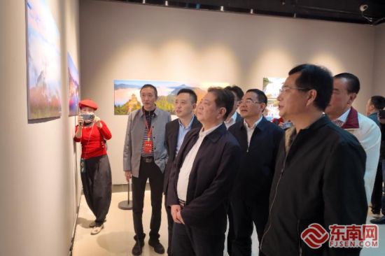 领导嘉宾参观作品展。东南网记者 叶伏国 摄 领导嘉宾参观作品展。东南网记者 叶伏国 摄