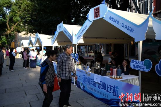 ¡¡¡¡Í¼Îª¡°ÒøÁäÓѺü¯ÊС±ÎüÒýÀÏÄêȺÌå¡£ÂÀÃ÷ Éã ¡¡¡¡Í¼Îª¡°ÒøÁäÓѺü¯ÊС±ÎüÒýÀÏÄêȺÌå¡£ÂÀÃ÷ Éã