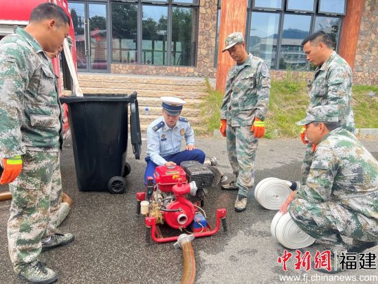 图为三明市三元区消防救援大队消防员到岩前镇指导乡村微型消防站建设。李艳 摄 图为三明市三元区消防救援大队消防员到岩前镇指导乡村微型消防站建设。李艳 摄