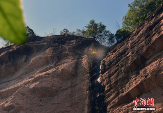 11ÔÂ15ÈÕ ¸£½¨Ê¡ÄÏÆ½ÊÐÎäÒÄɽÃâÃÅÆ±Õþ²ß³ÖÐø·¢Á¦£¬ÒÔµ¤Ï¼µØÃ²ÎªÌØÉ«µÄË®Á±¶´¾°µãÈȶÈìÉý¡£ÎäÒÄɽСÖÚÓÎÊÜ»¶Ó¡£×÷Ϊ¡¶Î÷Óμǡ·Áé¸ÐËÝÔ´µØ£¬Õ⴦СÖÚÃØ¾³Íê³É²½µÀ·À»¬Éý¼¶£¬±£Áôµ¤Ï¼ÆÙ²¼¡¢Ä¦ÑÂÌâ¿ÌµÈÔÉú̬¾°¹Û¡£ÓοͿÉͽ²½Ì½ÃØÈýÏÍìôÒÅÖ·£¬Ç峿ÈëÔ°¶ÀÏí¾²Ú×£¬ÃâÆ±¸£Àûµþ¼ÓÍêÉÆÉèÊ©£¬Ê¹Æä³É±Ü·åÓÎÐÂÑ¡£¬´ø¶¯Öܱ߲èÂá¢ÃñËÞÏû·Ñ£¬ÊµÏÖÉú̬±£»¤ÓëÎÄÂÃÈȶÈ˫Ӯ¡£Í¼ÎªË®Á±¶´Ëä·êÎÞË®ÆÚ£¬µ«ÈԿɼûË®Îí¡£ÖÐÐÂÍø¼ÇÕß ÕÅÀö¾ý Éã 11ÔÂ15ÈÕ ¸£½¨Ê¡ÄÏÆ½ÊÐÎäÒÄɽÃâÃÅÆ±Õþ²ß³ÖÐø·¢Á¦£¬ÒÔµ¤Ï¼µØÃ²ÎªÌØÉ«µÄË®Á±¶´¾°µãÈȶÈìÉý¡£ÎäÒÄɽСÖÚÓÎÊÜ»¶Ó¡£×÷Ϊ¡¶Î÷Óμǡ·Áé¸ÐËÝÔ´µØ£¬Õ⴦СÖÚÃØ¾³Íê³É²½µÀ·À»¬Éý¼¶£¬±£Áôµ¤Ï¼ÆÙ²¼¡¢Ä¦ÑÂÌâ¿ÌµÈÔÉú̬¾°¹Û¡£ÓοͿÉͽ²½Ì½ÃØÈýÏÍìôÒÅÖ·£¬Ç峿ÈëÔ°¶ÀÏí¾²Ú×£¬ÃâÆ±¸£Àûµþ¼ÓÍêÉÆÉèÊ©£¬Ê¹Æä³É±Ü·åÓÎÐÂÑ¡£¬´ø¶¯Öܱ߲èÂá¢ÃñËÞÏû·Ñ£¬ÊµÏÖÉú̬±£»¤ÓëÎÄÂÃÈȶÈ˫Ӯ¡£Í¼ÎªË®Á±¶´Ëä·êÎÞË®ÆÚ£¬µ«ÈԿɼûË®Îí¡£ÖÐÐÂÍø¼ÇÕß ÕÅÀö¾ý Éã