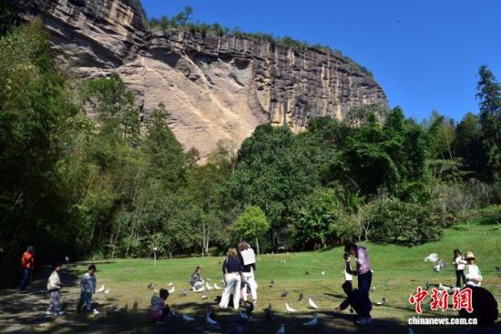 ͼΪÓοÍÔÚË®Á±¶´¾°ÇøÓÎÍæ¡£ÖÐÐÂÍø¼ÇÕß ÕÅÀö¾ý Éã ͼΪÓοÍÔÚË®Á±¶´¾°ÇøÓÎÍæ¡£ÖÐÐÂÍø¼ÇÕß ÕÅÀö¾ý Éã