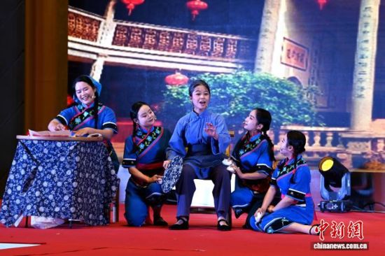 永定队的客家谚语表演《小时偷针,大时偷金》。中新网记者 张金川 摄 永定队的客家谚语表演《小时偷针,大时偷金》。中新网记者 张金川 摄