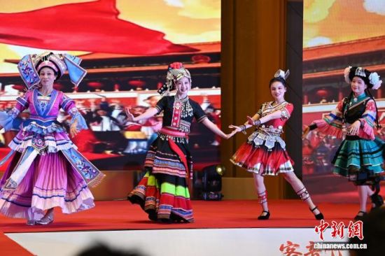 活动在《民族一家亲》的歌舞中圆满落幕。中新网记者 张金川 摄 活动在《民族一家亲》的歌舞中圆满落幕。中新网记者 张金川 摄