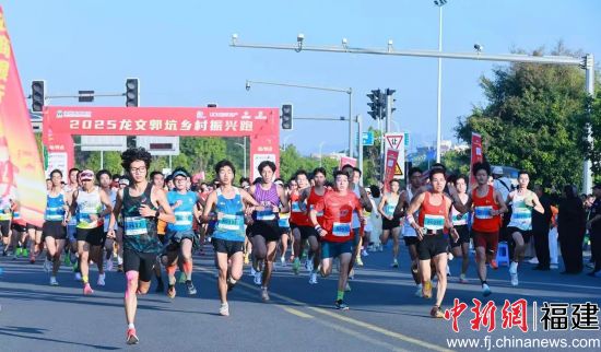 ¡¡¡¡²ÎÈüÑ¡ÊÖ´©ÐÐÓÚÌïÔ°Â̵À¼ä£¬ÔÚÔ˶¯ÖиÐÊÜÏç´åÕñÐË´øÀ´µÄÅÉú»ú¡£ÕÄÖÝÊÐÁúÎÄÇøÈÚýÌåÖÐÐÄ ¹©Í¼ ¡¡¡¡²ÎÈüÑ¡ÊÖ´©ÐÐÓÚÌïÔ°Â̵À¼ä£¬ÔÚÔ˶¯ÖиÐÊÜÏç´åÕñÐË´øÀ´µÄÅÉú»ú¡£ÕÄÖÝÊÐÁúÎÄÇøÈÚýÌåÖÐÐÄ ¹©Í¼