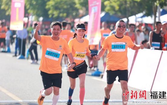 ¡¡¡¡Í¼Îª²ÎÈüÑ¡ÊÖÔÚ¿ìÀÖ±¼ÅÜ¡£ÕÄÖÝÊÐÁúÎÄÇøÈÚýÌåÖÐÐÄ ¹©Í¼ ¡¡¡¡Í¼Îª²ÎÈüÑ¡ÊÖÔÚ¿ìÀÖ±¼ÅÜ¡£ÕÄÖÝÊÐÁúÎÄÇøÈÚýÌåÖÐÐÄ ¹©Í¼