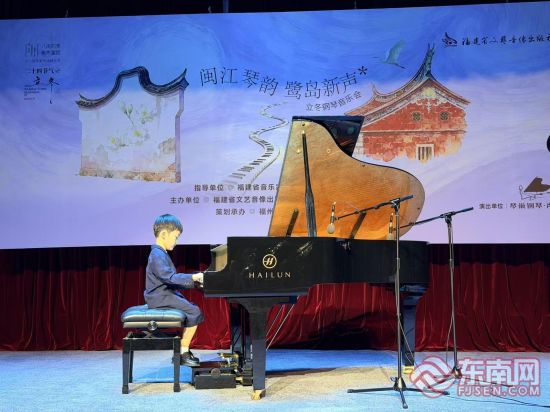 精彩的演奏赢得了阵阵掌声 精彩的演奏赢得了阵阵掌声