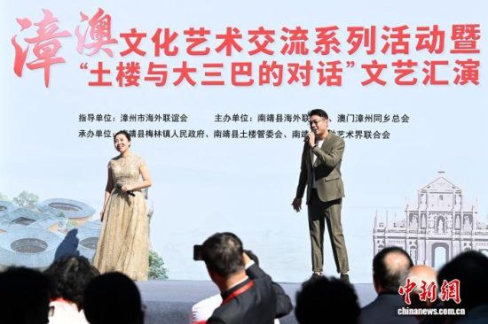 图为男女声二重唱《风吹麦浪》。中新社记者 张金川 摄 图为男女声二重唱《风吹麦浪》。中新社记者 张金川 摄