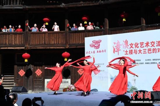 图为歌伴舞《五星红旗》。中新社记者 张金川 摄 图为歌伴舞《五星红旗》。中新社记者 张金川 摄