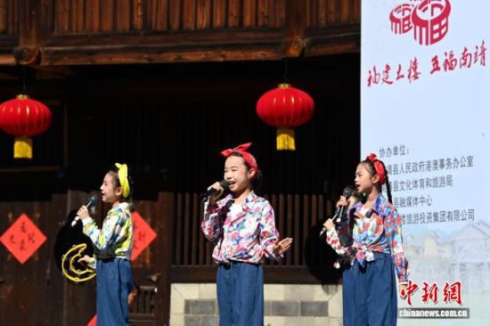 图为童声表演唱《一定要成功》。中新社记者 张金川 摄 图为童声表演唱《一定要成功》。中新社记者 张金川 摄