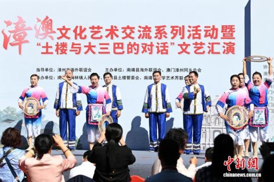 图为客家山歌表演唱《喜事好运滚滚来》。中新社记者 张金川 摄 图为客家山歌表演唱《喜事好运滚滚来》。中新社记者 张金川 摄