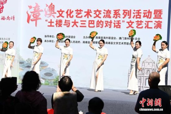 图为舞蹈《盛世莲花》。中新社记者 张金川 摄 图为舞蹈《盛世莲花》。中新社记者 张金川 摄