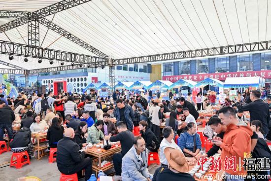 斗茶赛现场。 斗茶赛现场。