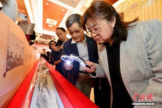 15ÈÕ£¬Îâʯ½«¾üËïÅ®Îâºì(ÓÒÒ»)¡¢ºÎËìÏÈÉúµÕËïºÎµÏ(ÓÒ¶þ)ÔÚ¹Û¿´Õ¹³öµÄ¡¶³¤½ÍòÀïͼ¡·¸´ÖÆ¾í¡£¡¡ÖÐÐÂÍø¼ÇÕß Õűó Éã 15ÈÕ£¬Îâʯ½«¾üËïÅ®Îâºì(ÓÒÒ»)¡¢ºÎËìÏÈÉúµÕËïºÎµÏ(ÓÒ¶þ)ÔÚ¹Û¿´Õ¹³öµÄ¡¶³¤½ÍòÀïͼ¡·¸´ÖÆ¾í¡£¡¡ÖÐÐÂÍø¼ÇÕß Õűó Éã