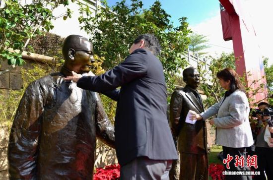 15ÈÕ£¬¡°ÐÅÑöÎÞÉù£¬É½ºÓ֤ͬ¡ª¡ªºÎËì¡¢Îâʯ¸ïÃüÇéÒê¼ÍÄî»î¶¯ôß¡¶³¤½ÍòÀïͼ¡·¸´ÖÆ¾í¹«¿ªÌØÕ¹¡±ÔÚ¸£Öݾٰ죬ͼΪÕýÔÚ½øÐо»ÏñÒÇʽ¡£¡¡ÖÐÐÂÍø¼ÇÕß Õűó Éã 15ÈÕ£¬¡°ÐÅÑöÎÞÉù£¬É½ºÓ֤ͬ¡ª¡ªºÎËì¡¢Îâʯ¸ïÃüÇéÒê¼ÍÄî»î¶¯ôß¡¶³¤½ÍòÀïͼ¡·¸´ÖÆ¾í¹«¿ªÌØÕ¹¡±ÔÚ¸£Öݾٰ죬ͼΪÕýÔÚ½øÐо»ÏñÒÇʽ¡£¡¡ÖÐÐÂÍø¼ÇÕß Õűó Éã