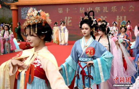 图为“花神”风采展示。中新社记者 吕明 摄 图为“花神”风采展示。中新社记者 吕明 摄