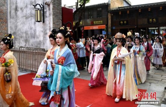 图为参加开幕式的汉服爱好者巡游入场。中新社记者 吕明 摄 图为参加开幕式的汉服爱好者巡游入场。中新社记者 吕明 摄