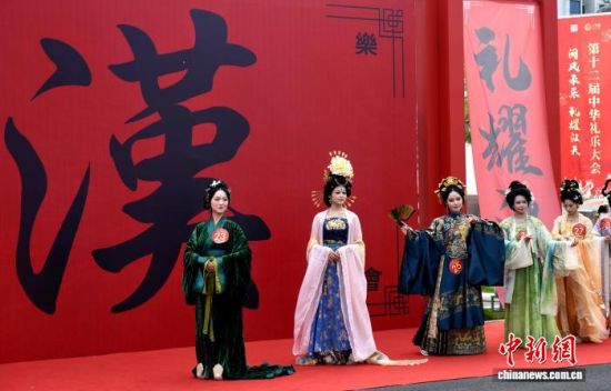 图为前来参加活动的汉服爱好者。中新社记者 吕明 摄 图为前来参加活动的汉服爱好者。中新社记者 吕明 摄