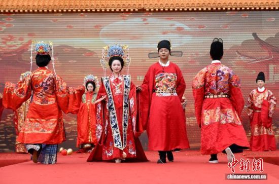 图为汉服婚礼展示。中新社记者 吕明 摄 图为汉服婚礼展示。中新社记者 吕明 摄