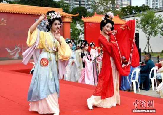 图为“花神”风采展示。中新社记者 吕明 摄 图为“花神”风采展示。中新社记者 吕明 摄