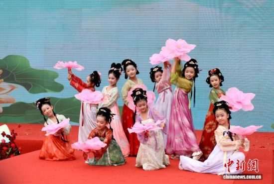图为少儿文艺表演。中新社记者 吕明 摄 图为少儿文艺表演。中新社记者 吕明 摄