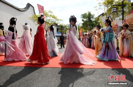 图为参加开幕式的汉服爱好者巡游入场。中新社记者 吕明 摄 图为参加开幕式的汉服爱好者巡游入场。中新社记者 吕明 摄