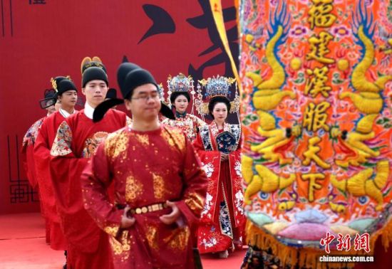 图为参加开幕式的汉服文化团体代表巡游入场。中新社记者 吕明 摄 图为参加开幕式的汉服文化团体代表巡游入场。中新社记者 吕明 摄