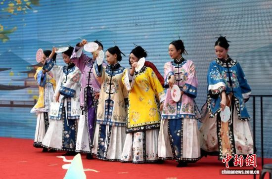 图为福州三条簪装束舞蹈表演。中新社记者 吕明 摄 图为福州三条簪装束舞蹈表演。中新社记者 吕明 摄