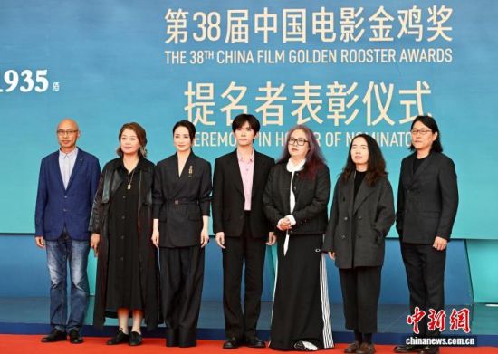 图为演员易烊千玺(中)等出席表彰仪式。中新社记者 王东明 摄 图为演员易烊千玺(中)等出席表彰仪式。中新社记者 王东明 摄