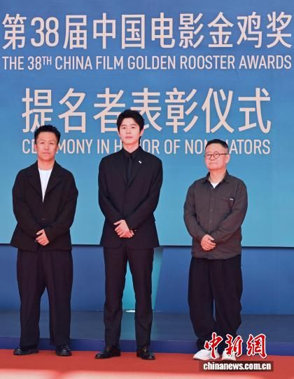 图为演员刘昊然(中)出席表彰仪式。中新社记者 王东明 摄 图为演员刘昊然(中)出席表彰仪式。中新社记者 王东明 摄